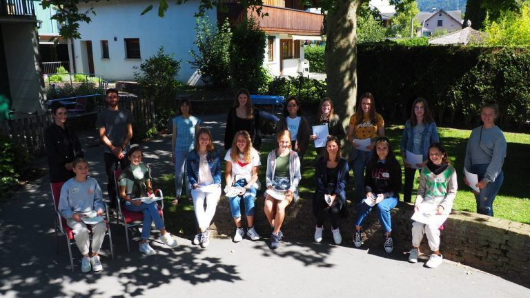 Der Babysitter-Pool wird mit 14 Mädchen im Alter von 13 bis 18 Jahren aufgefüllt. Sie haben einen dreitägigen Kurs absolviert und präsentieren voller Stolz ihre Diplome. Christof Egle