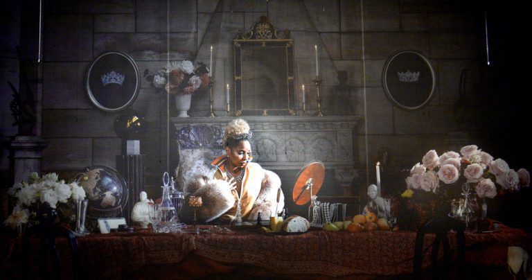 Der Eiserne Vorhang in der ersten Saison von Bogdan Roscic an der Wiener Staatsoper wurde von Carrie Mae Weems mit R&B-Ikone Mary J. Blige gestaltet. APA
