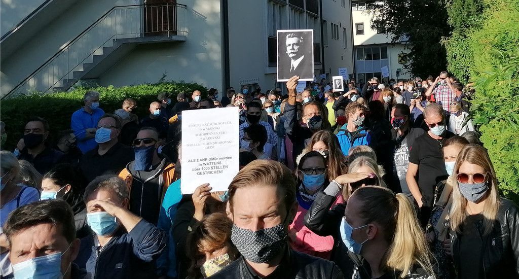 Swarovski-Mitarbeiter mit Mahnwache gegen Jobabbau