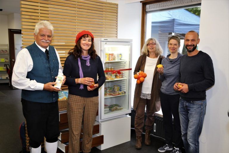 Die Mitglieder der Initiative „OK Greta“ eröffneten am Samstag feierlich den Offenen Kühlschrank im Mobilpunkt.Emir T. Uysal
