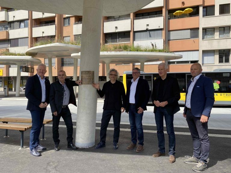 Die Projektbetreiber, Stadtrat Thomas Spalt sowie Alt-Bürgermeister Wilfried Berchtold und Bürgermeister Wolfgang Matt bei der Inbetriebnahme. FB Future Bauart