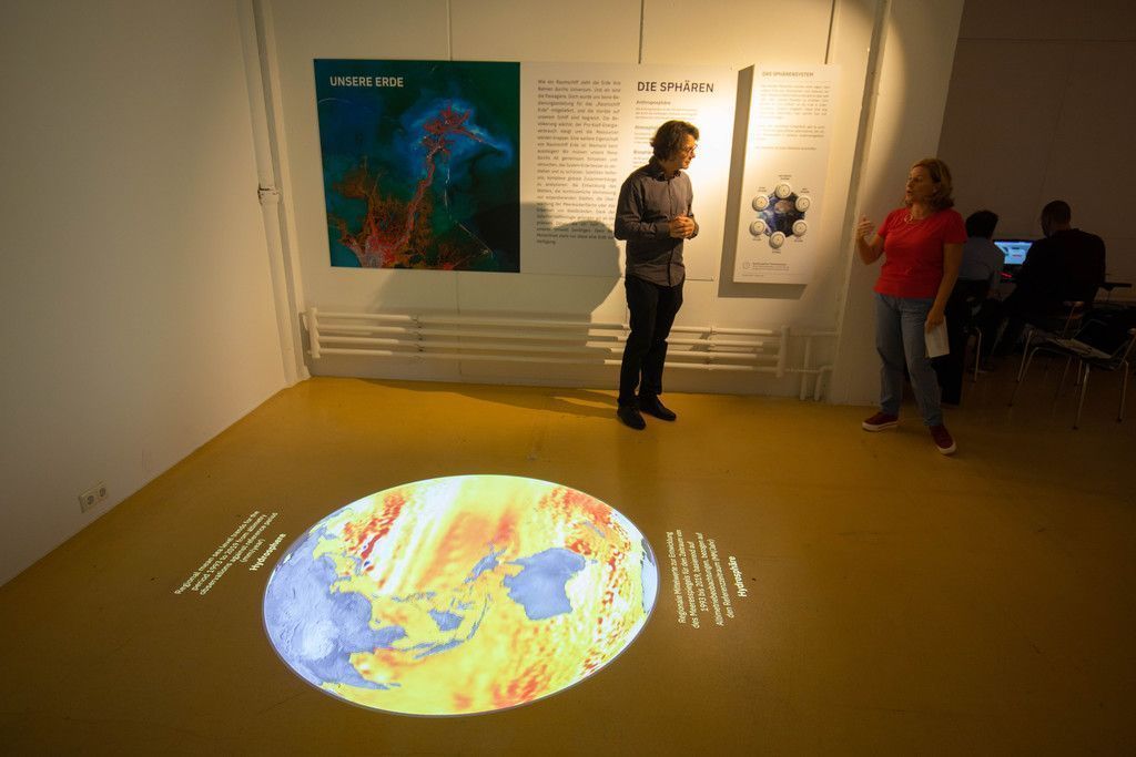 Eine Ausstellung, die dann glückt, wenn die Fassaden bunter werden