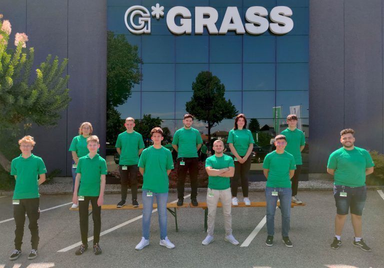 Grass Beim Hersteller von Bewegungssystemen für hochwertige Möbel war Anfang September Karrierestart für elf Nachwuchsfachkräfte in fünf verschiedenen Lehrberufen. Zwei Maschinenbautechnikerinnen, fünf Prozesstechniker, zwei Elektrotechniker, ein Konstrukteur und ein Informationstechniker haben ihre Ausbildung begonnen. Acht von ihnen werden in Höchst, drei in Götzis ihre Ausbildung beginnen.