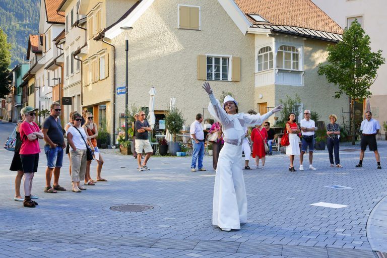 Inszeniert wurde das Stück vom „Walk Tanz Theater“ unter der Leitung von Brigitte Walk.