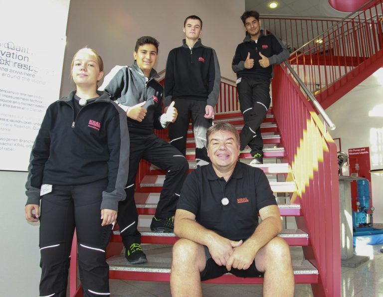 Kral Anastasija Dimitrijevic, Emre Can Asik, Simon Fitz und Bünyamin Koller werden von Ausbilder Michael Hechenberger in den Bereichen Metalltechnik-Maschinenbautechnik, Metalltechnik-Zerspanungstechnik sowie Konstruktionstechnik ausgebildet.