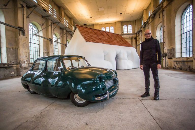 Kunstraum-Leiter Thomas Häusle mit adipösem Haus und aufgeblähtem Mini des österreichischen Künstlers Erwin Wurm in Dornbirn. VN/Steurer