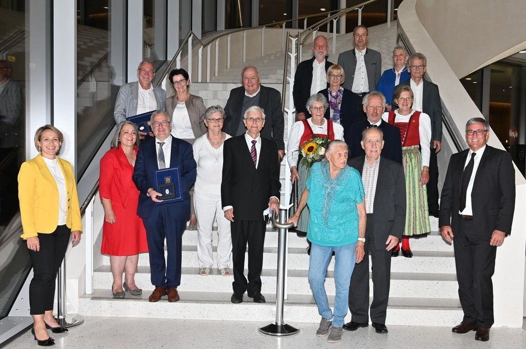 Elf neue Träger des goldenen  Verdienstzeichens von Feldkirch