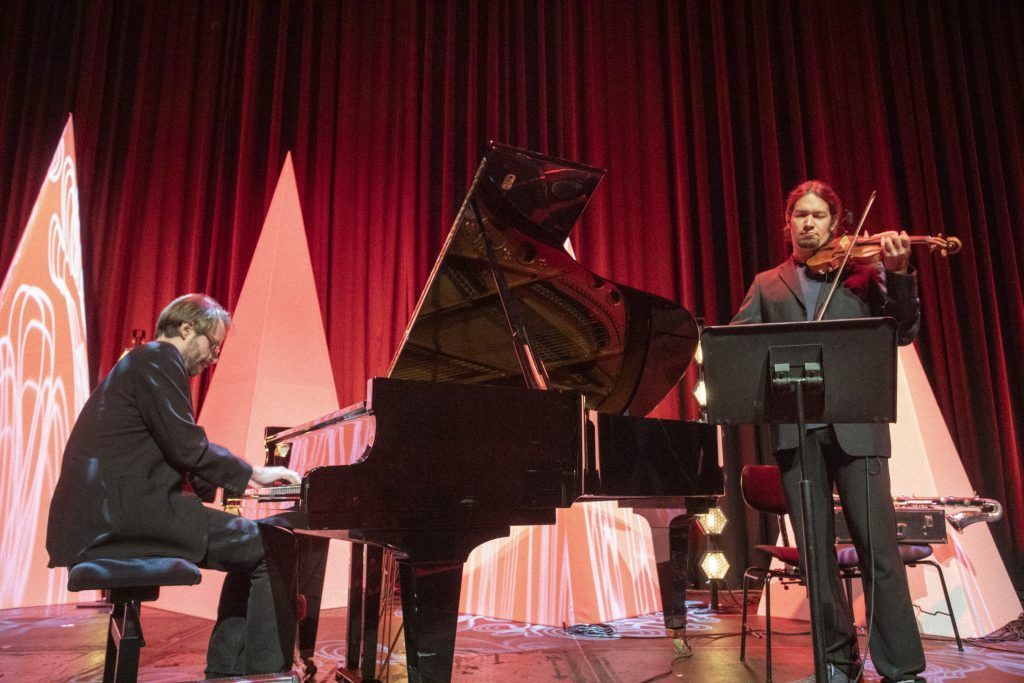 Kosmos, das klingt wie Musik und braucht Musik