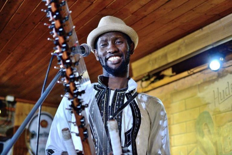 Prince Moussa Cissokho erzählt in „Brothers & Borders: Kuma“ musikalisch von seinem Leben.Jörg Husi
