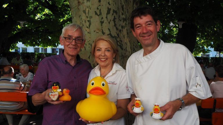 Quadro Ernst lädt mit den Gastgebern Roland und Martina Vith zum Schlagerfest für den guten Zweck. CEG