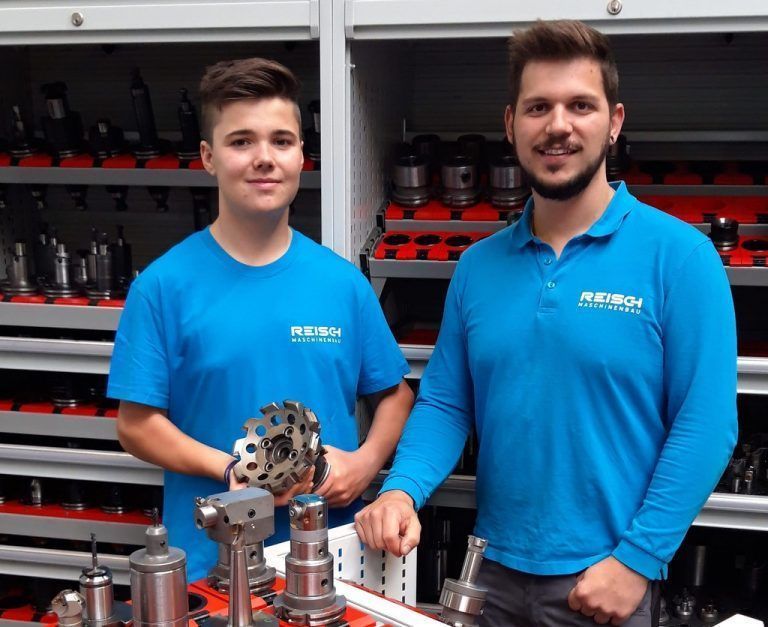 Reisch Maschinenbau Leon Lampert bereichert neu das Team (hier mit Ausbilder Dominik Kopf). Gesamt werden derzeit sieben Lehrlinge im Bereich Maschinenbautechnik/Konstruktionstechnik ausgebildet.