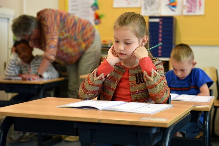 Schule kann auch belasten, besonders dann, wenn die Augen aufgrund von Sehproblemen überfordert sind.pexels