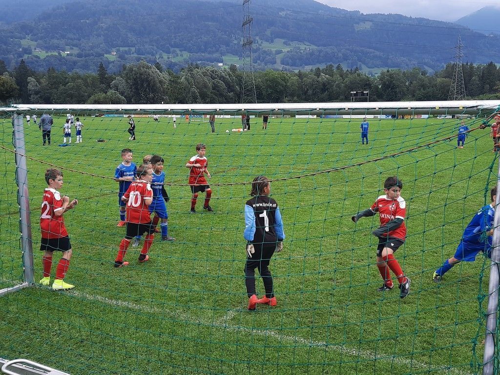 Nachwuchsfußballer  auf Satteinser Rasen