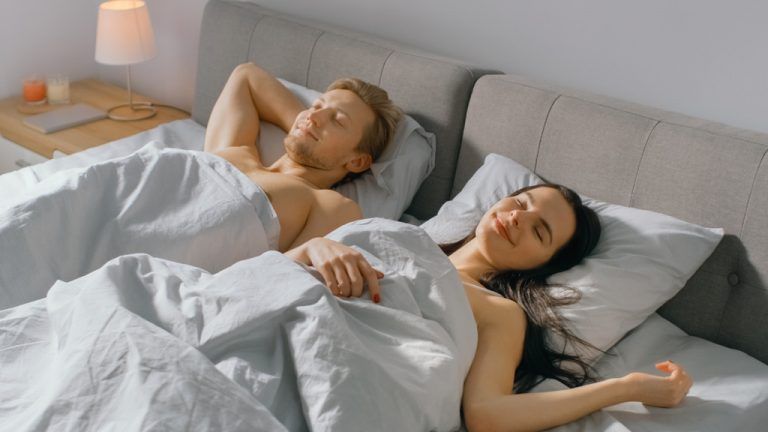 Wer optimistisch ins Leben blickt, hat einen besseren Schlaf. Shutterstock