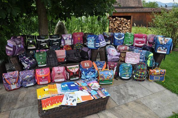 Gebrauchte Schultaschen vollgepackt mit Zukunftschancen