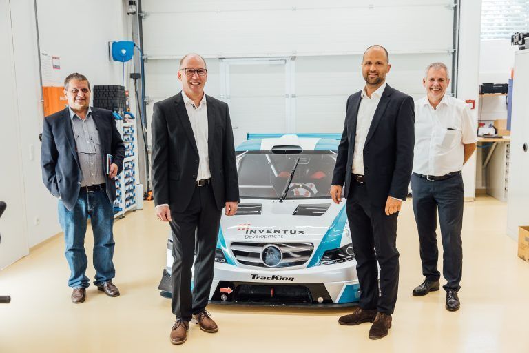 KMU-Unternehmer des Jahres Stefan Battlogg mit Juroren beim Betriebsbesuch. VN/Sams