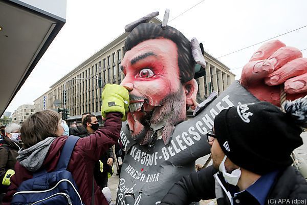 Galeria-Protest: Mitarbeiter prügelten Benko-Pappkameraden