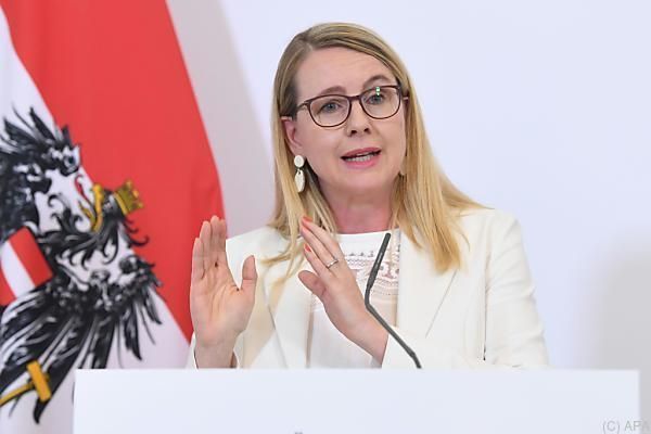 Schramböck schließt zweiten Lockdown nicht aus