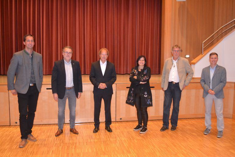 Der Gemeindevorstand: Andreas Scherer, Hannes Hackl, Bgm. Florian Kasseroler, Kornelia Spiß, Herbert Greussing und Benedikt Drexel. <span class="copyright">EM</span>
