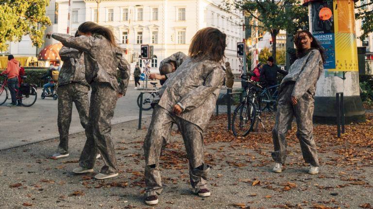 Tanzperformance aus der Vogelperspektive