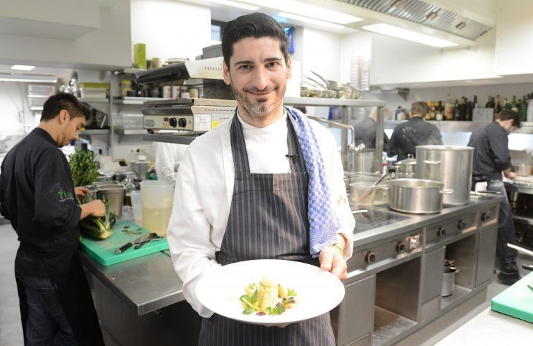 Am Arlberg ist gut einkehren. Eine echte Bereicherung war im vergangenen Winter das „Tian auf Skiurlaub in Zürs“ des Meisterkochs Paul Ivic im Hotel Edelweiss. Deshalb wird das vegetarische Pop-up-Restaurant auch in der kommenden Wintersaison wieder öffnen, wie das Tian-Team mitteilt.  APA/Fohringer