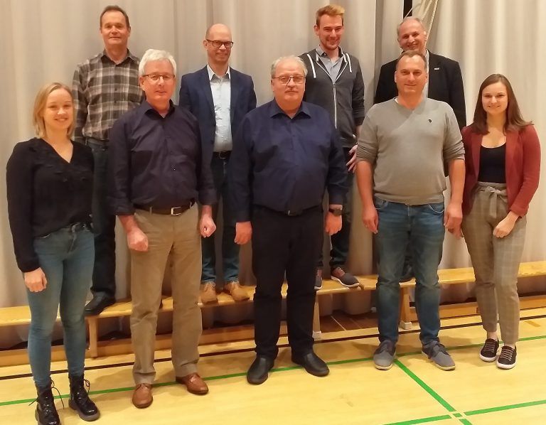 Die (wieder-)gewählte Führungsriege des Blasmusikbezirkes Feldkirch mitsamt scheidendem und neuem Bezirkskapellmeister-Stellvertreter. <span class="copyright">Vlbg. BLasmusikverband</span>