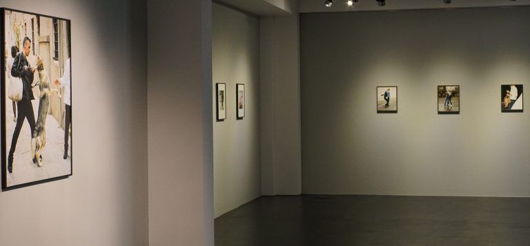 Die Künstlerin findet ihre Motive im Alltag, auf der Straße, in den Clubs, unter Freunden oder beim Sport. Putz/Museum