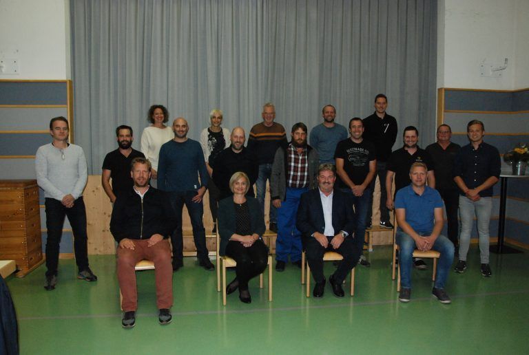 Die neue Gemeindevertretung der Gemeinde Düns mit Vizebürgermeisterin Sonja Batlogg und Bürgermeister Gerold Mähr (1. Reihe 2. und 3. v.l.) <span class="copyright">Gemeinde</span>