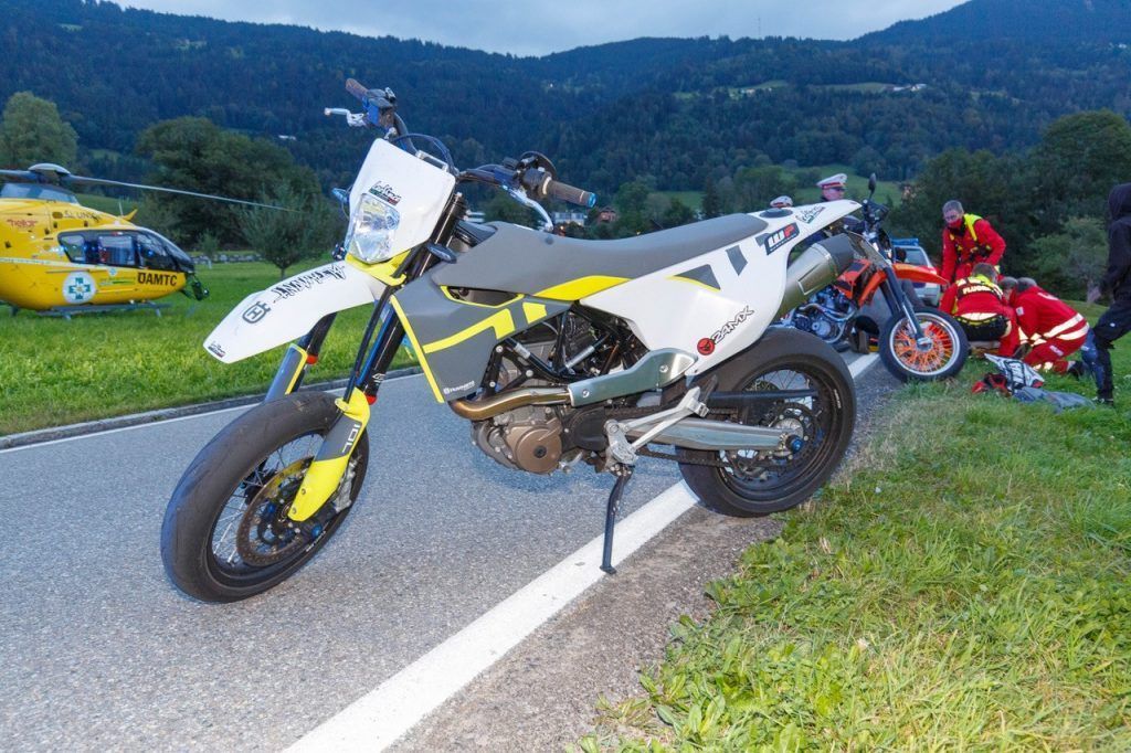Motorradunfall in Düns: 22-Jähriger verletzt sich schwer