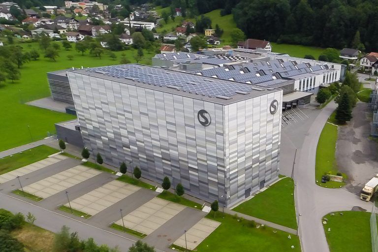 Das derzeitige Hochregallager soll bis Herbst 2021 um 6000 Palettenplätze erweitert werden.VN/Steurer