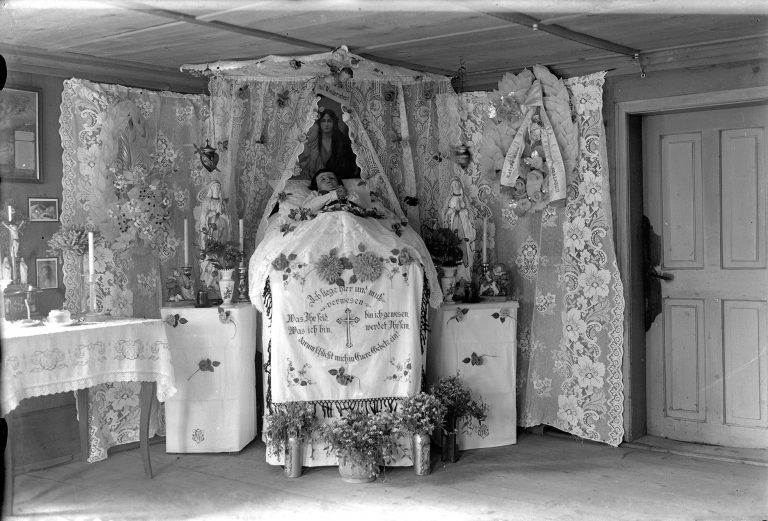 Bis weit ins 20. Jh. hinein wurde das Zimmer des Sterbenden mit einem improvisierten Altar geschmückt. Nach dem Eintritt des Todes wurde der Leichnam gewaschen, ins Totenhemd gekleidet und aufgebahrt.
