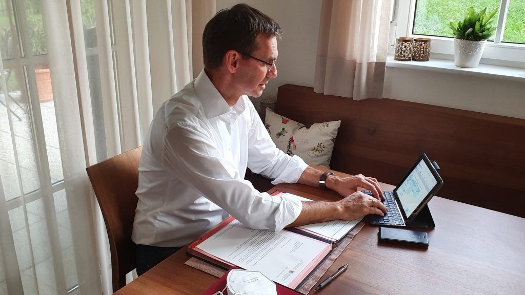 LH Wallner lebt im eigenen  Homeoffice abgesondert