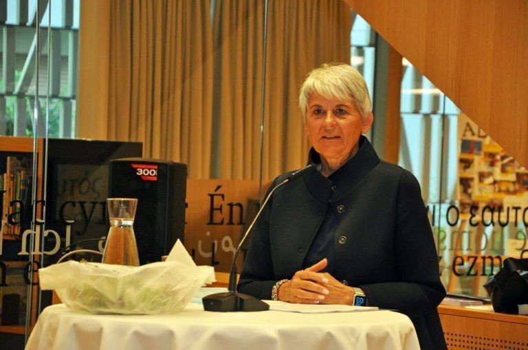 Adelsexpertin Lisbeth Bischoff stellt in Doren ihr neues Buch über weibliche Monarchinnen vor.lcf