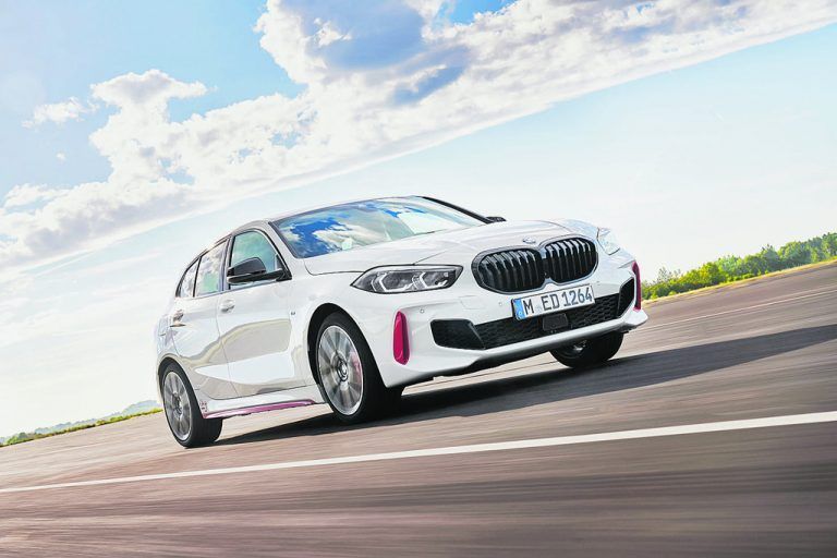 BMW tritt mit dem Einser ab November im Golf-GTI-Segment an. Der neue 128 ti verbindet Frontantrieb, einen 265 PS starken Vierzylinderbenziner und Achtgangautomatik zum sportlichsten Münchner Kompaktmodell unterhalb des M 135i xDrive. Optisch setzt sich der Kompaktsportler unter anderem durch eine schwarze Niere, schwarze Spiegelkappen und 18-Zoll-Felgen im Y-Design von den Standardmodellen ab.