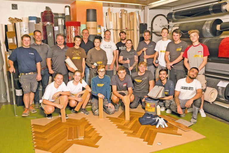 Bodenleger 14 Bodenlegerlehrlinge aus acht Lehrbetrieben und vier Ausbildner waren bei der Quartalsübung bei der Firma Ludovikus in Lustenau mit dabei. Im Fokus stehen Fachwissen aufbauen, Freude am Beruf und das Netzwerken zwischen den Lehrlingen. wkv/mathis