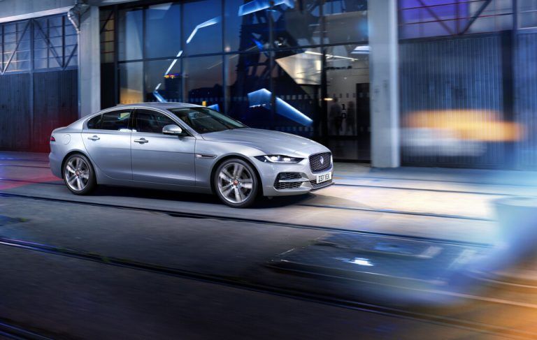 Das Antriebsprogramm des Jaguar XE wird Schritt für Schritt auf noch mehr Genügsamkeit getrimmt. Die Option auf Allradantrieb bleibt im Programm.