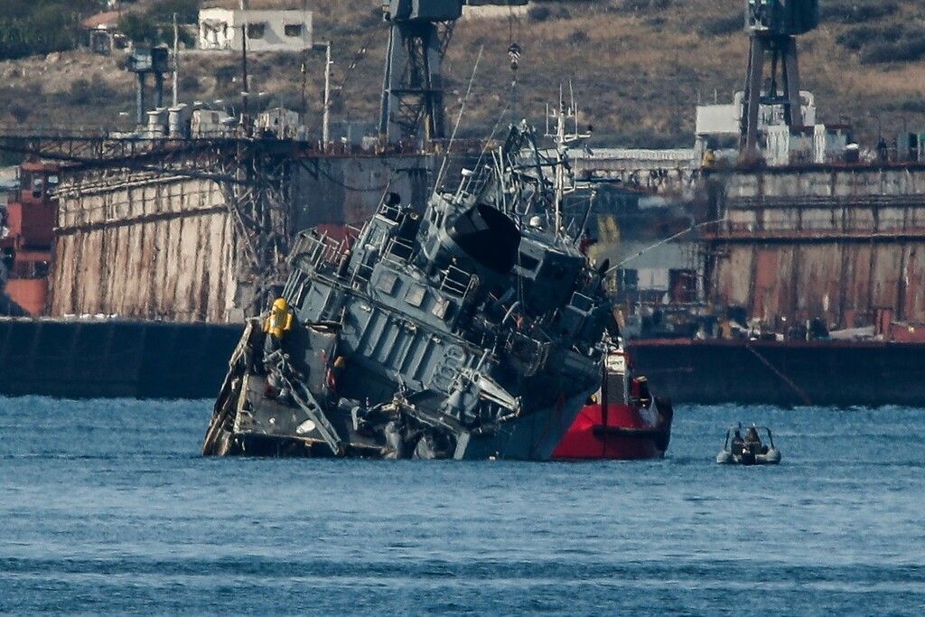 Kriegsschiff bei Kollision schwer beschädigt