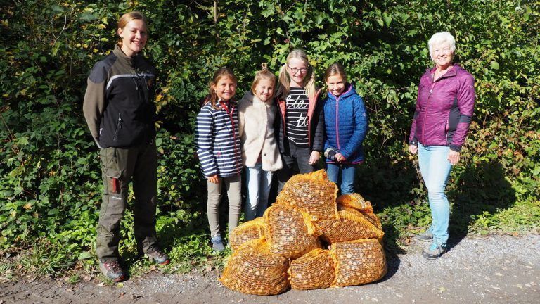 Die fleißigen Sammlerinnen Sophia, Lenia, Greta, Mattea mit Andrea Schwendinger und Franziska Loretz vom Wildpark.