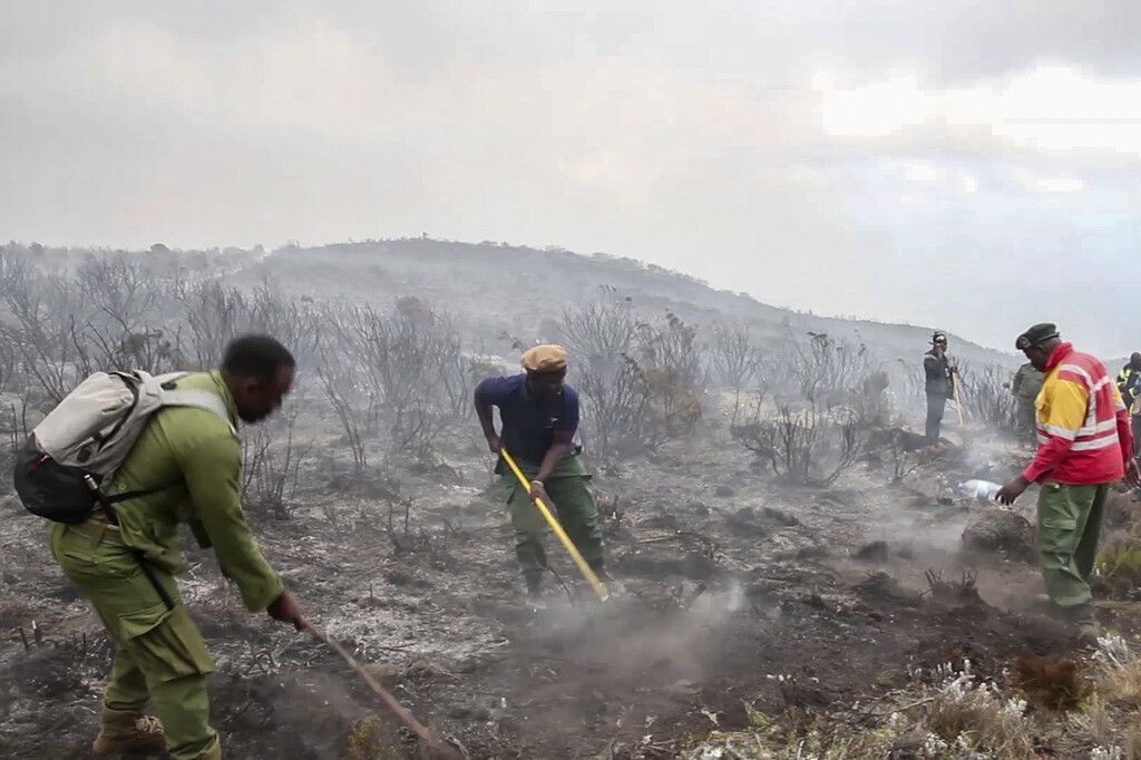 Großbrand am Kilimandscharo dauert an