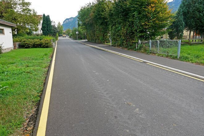 Gelbe Linien am Fahrbahnrand