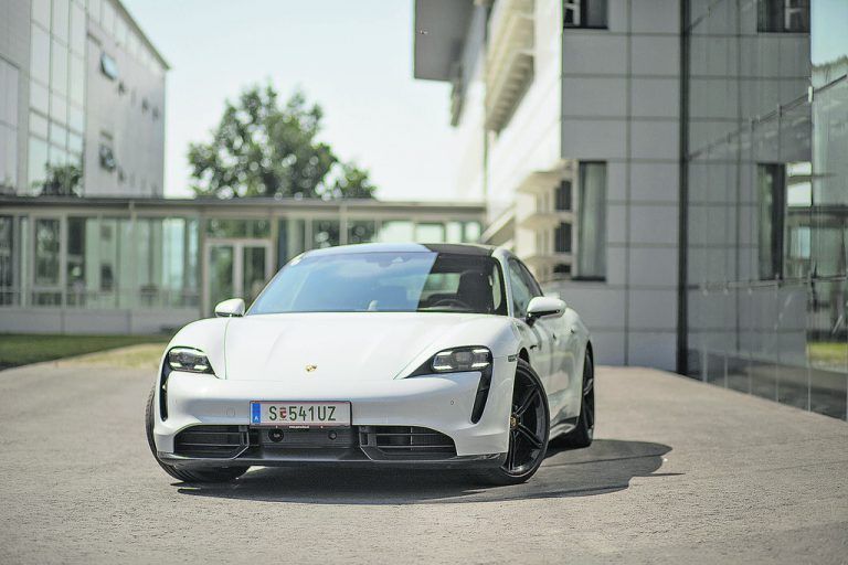 Elektro-Ego auf vier Rädern: der Porsche Taycan zelebriert den eigenwilligen Auftritt mit Masse und Klasse. VN/Paulitsch
