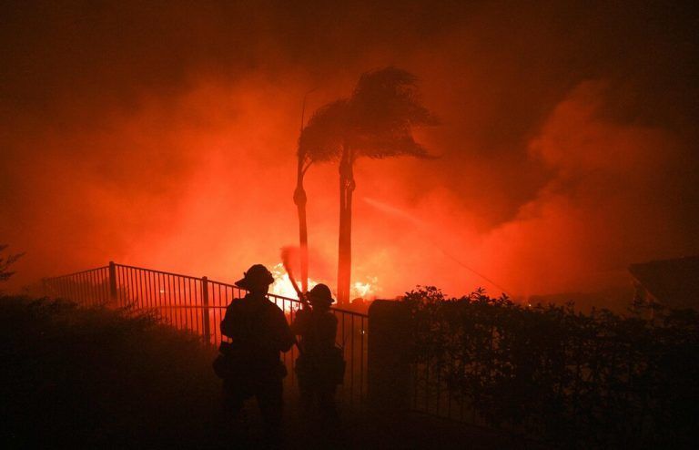 Feuerwehrleute kämpfen in Yorba Linda gegen die Flammen. AFP