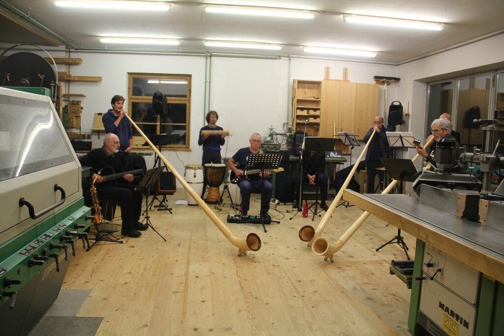 Wenn Alphörner mit Gitarre und Percussion erklingen