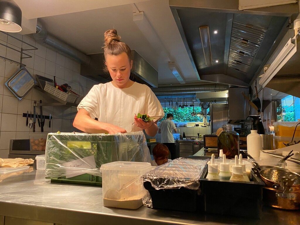Milena Broger gibt Einblick ins Weiss Restaurant. »A6