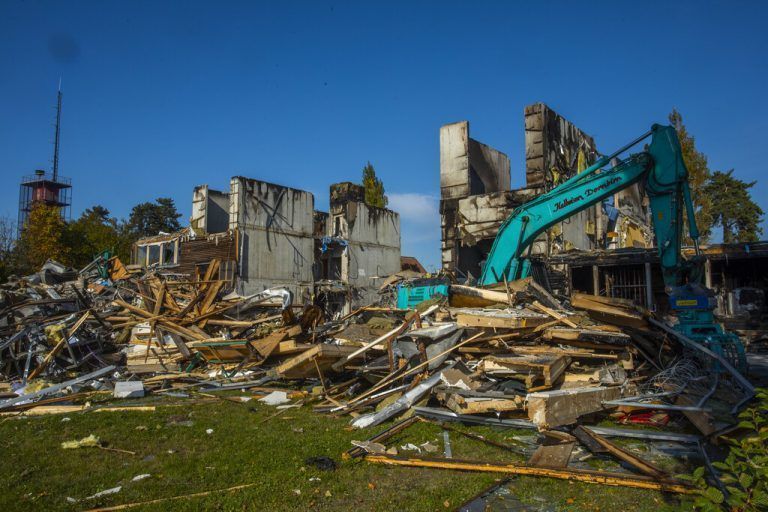 Nach gewaltiger Explosion: Brandermittler nehmen Schulruine unter die Lupe. »A8