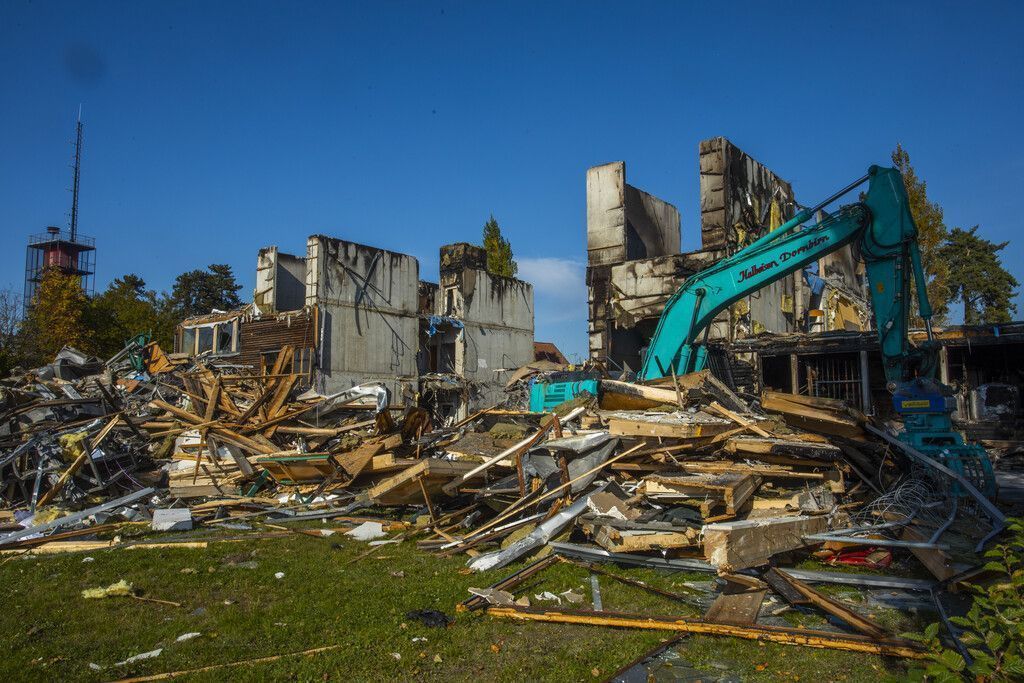 Nach gewaltiger Explosion: Brandermittler nehmen Schulruine unter die Lupe. »A8