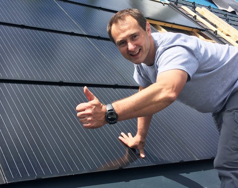 Franz Leitner mit dem neuen PV-Komplettsystem. Eternit