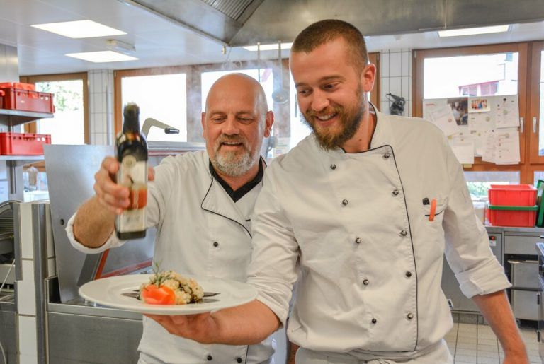 Für Pflegeheime, Schulen, Kindergärten und die Kundschaft von Essen auf Rädern wird ab sofort auch vegan aufgekocht.<span class="copyright">Häuser der GEnerationen</span>