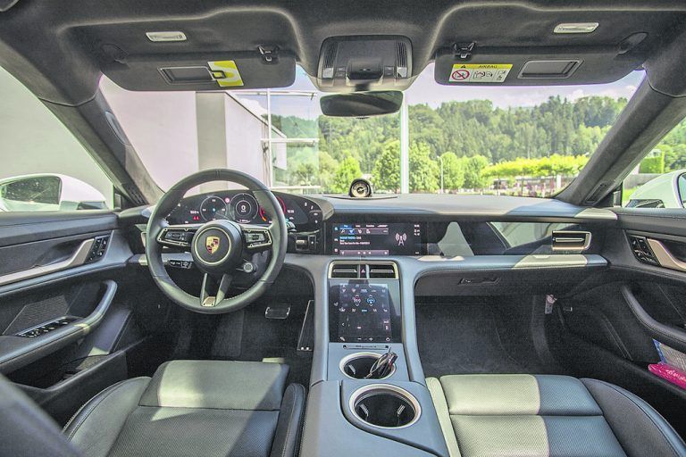 Futuristisch anmutendes Hightechcockpit im exklusiven Luxusambiente.