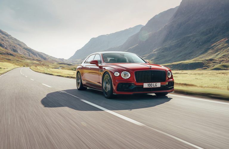 Gestartet ist der komplett neu gemachte Bentley Flying Spur im Vorjahr. Der 5,315 Meter lange Viersitzer hat 635 PS (und 900 Nm) aus einem 6,0-l-W12-Biturbo-Benziner. Er beerbt den gerade auslaufenden Mulsanne und setzt neue Luxusmaßstäbe auf allen Ebenen. Neu hinzu kommt demnächst ein 4,0-Liter-V8-Benziner mit 550 PS (770 Nm). Der Preis mit W12-Antrieb: ab 282.000 Euro.